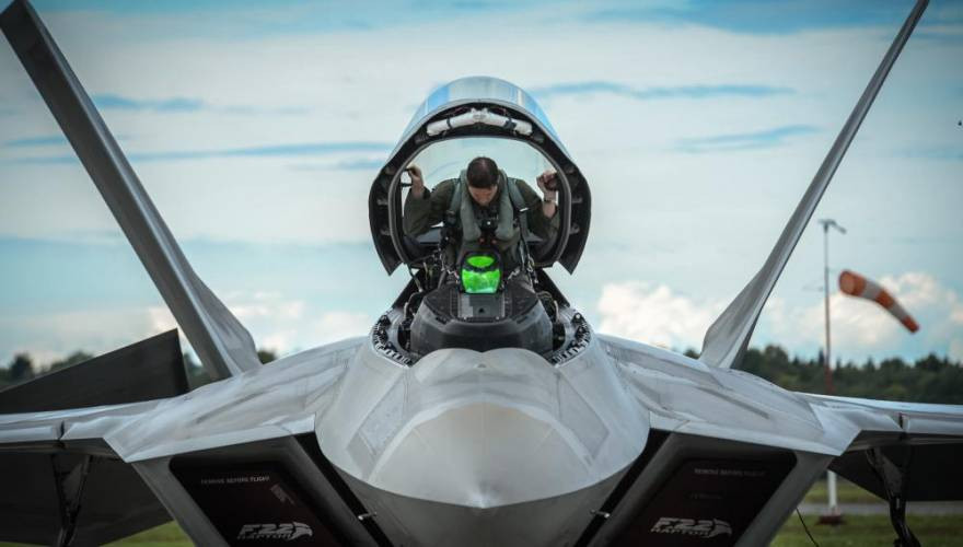 Το φονικό F-22 Raptor της USAF (video)